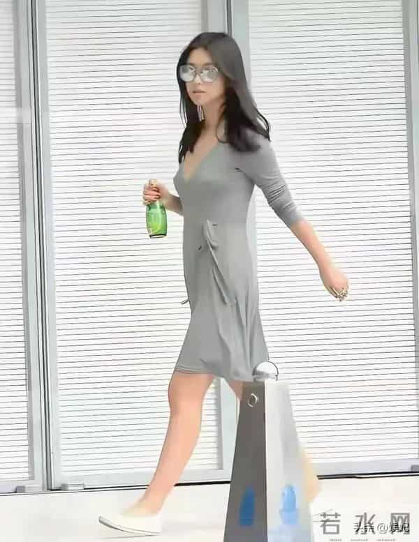 朱珠竟然真空出行边走边喝饮料 这厚度这粗度还有腰身 这样穿舒服吗