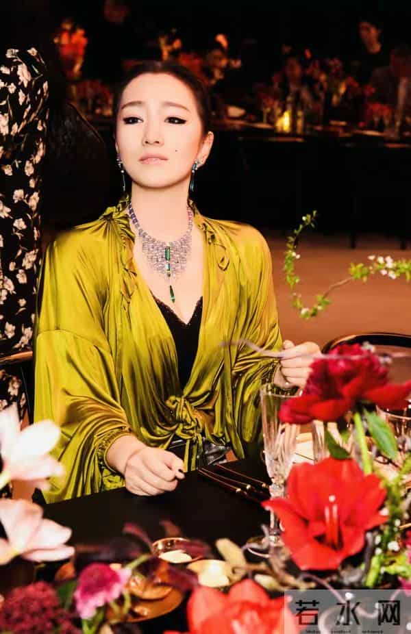 卡地亚晚宴,妖艳四射的巩俐和宋佳,败给了全“裹”出镜的郭晶晶