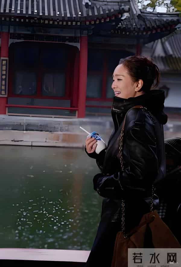 59岁巩俐回国出席活动,看了她的生图,才知道77岁法国老公没说谎