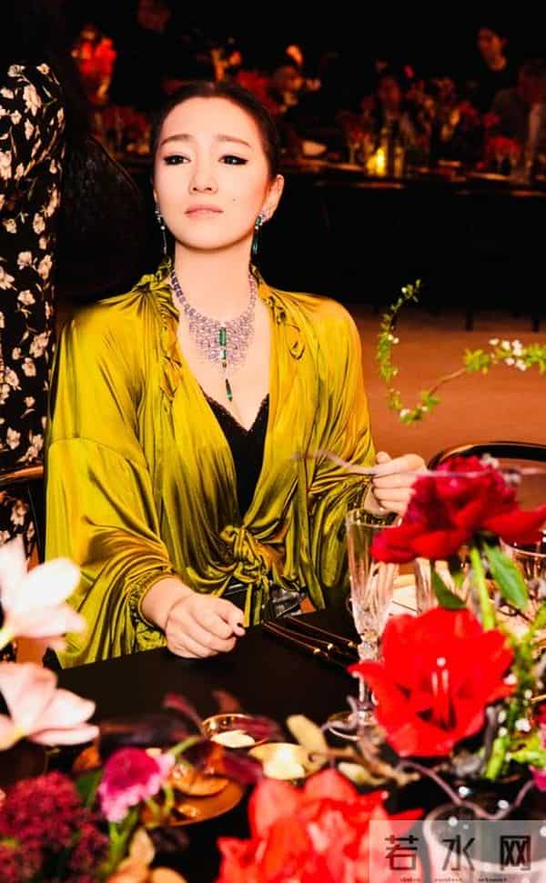 卡地亚这一夜,人情世故、江湖地位,在巩俐身上体现得淋漓尽致