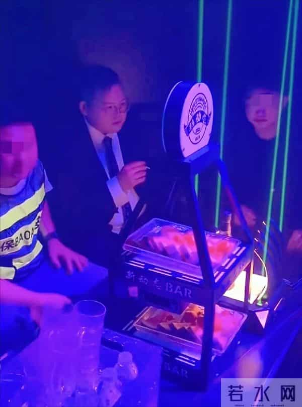 向佑高调亮相南昌酒吧,搂着女友烟酒不离手!向太的评价太准确了