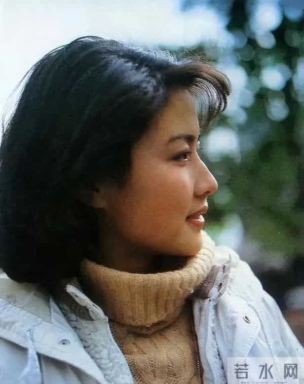 她一嫁演员祝延平,再嫁杜淳老爸杜志国,如今却与儿子相依为命