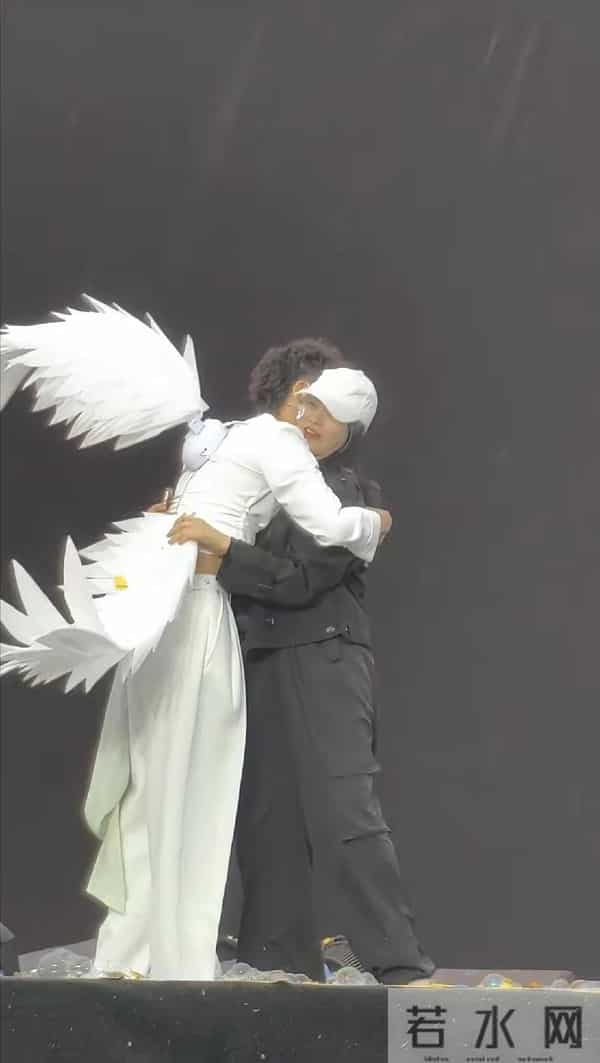 伊能静露馅了 助阵儿子恩利音乐节,又矮又胖还老,脸部臃肿没法看