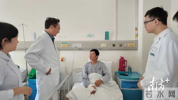 知名演员张颂文街头救人,收到大爱无疆锦旗,张颂文:这事太小了,换谁都会这样做