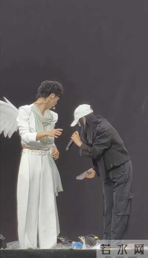 伊能静露馅了 助阵儿子恩利音乐节,又矮又胖还老,脸部臃肿没法看