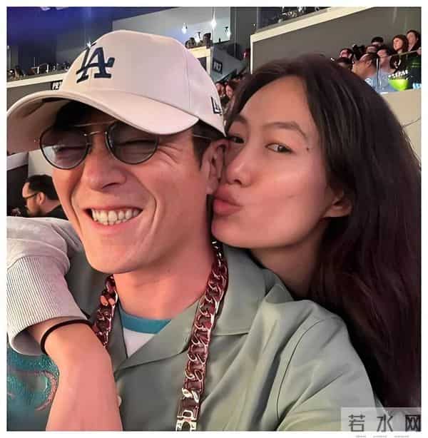 陈冠希与华谊董事长的妻子，在日本街头忘情拥吻，一时间激起了千层浪！