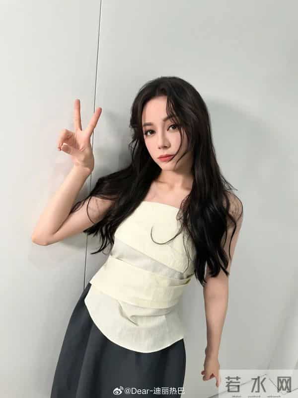 演员迪丽热巴因病情加重取消夜戏拍摄，身体不适持续两个月未痊愈，知情人回应：已看过医生，逐步恢复中