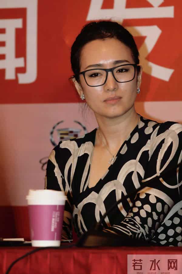 卡地亚这一夜,人情世故、江湖地位,在巩俐身上体现得淋漓尽致