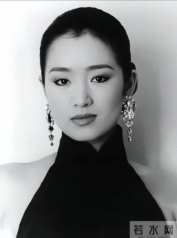 卡地亚这一夜,人情世故、江湖地位,在巩俐身上体现得淋漓尽致