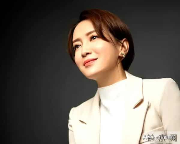 她是实力派演员,父亲截肢母亲瘫痪双双离世,丈夫是她的力量