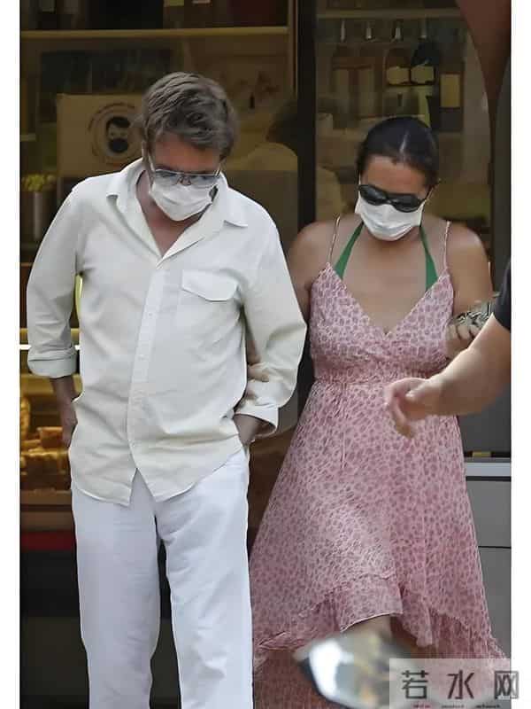 59岁巩俐回国出席活动,看了她的生图,才知道77岁法国老公没说谎