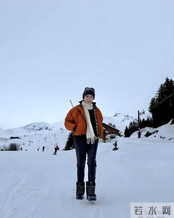 黎姿在国外度假带火了秋冬新穿搭：短款羽绒服+皮裤，时髦又减龄