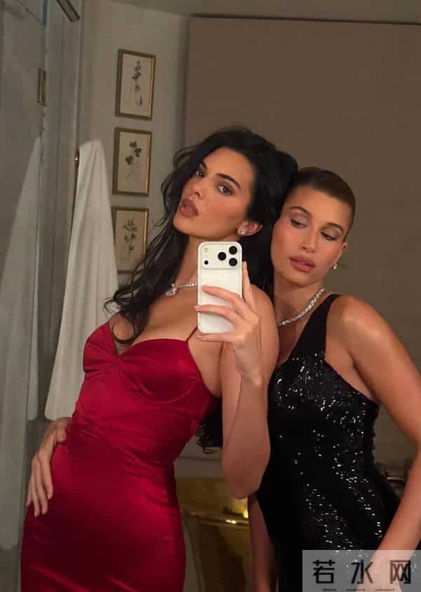 肯豆一袭红裙现身母亲生日宴,简直是把现场变成了个人时尚大秀!