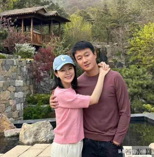 佟大为近况:生活低调,46岁头发稀疏显老气,老婆年轻很会保养