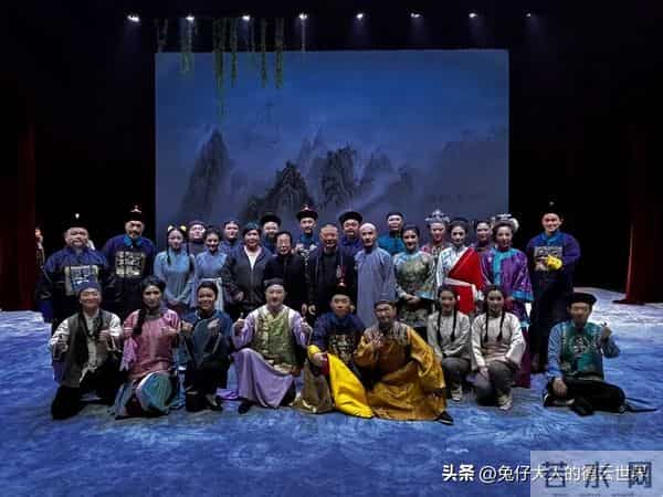 郭德纲武汉演话剧，月初回国，一直没闲着，说相声、唱戏忙不停