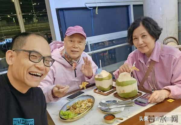 汪明荃罗家英现身机场,夫妻俩身穿粉色情侣装,好恩爱。