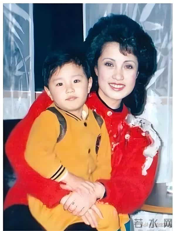 她是 “广东一枝花”，低调嫁揭阳富商育一子，儿媳也是著名主持人