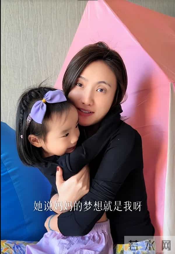 海哈金喜离婚后晒女儿！3岁夏夏哄妈妈开心，新家一地玩具显拥挤
