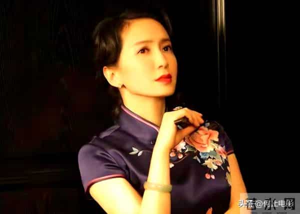 她是实力派演员,父亲截肢母亲瘫痪双双离世,丈夫是她的力量