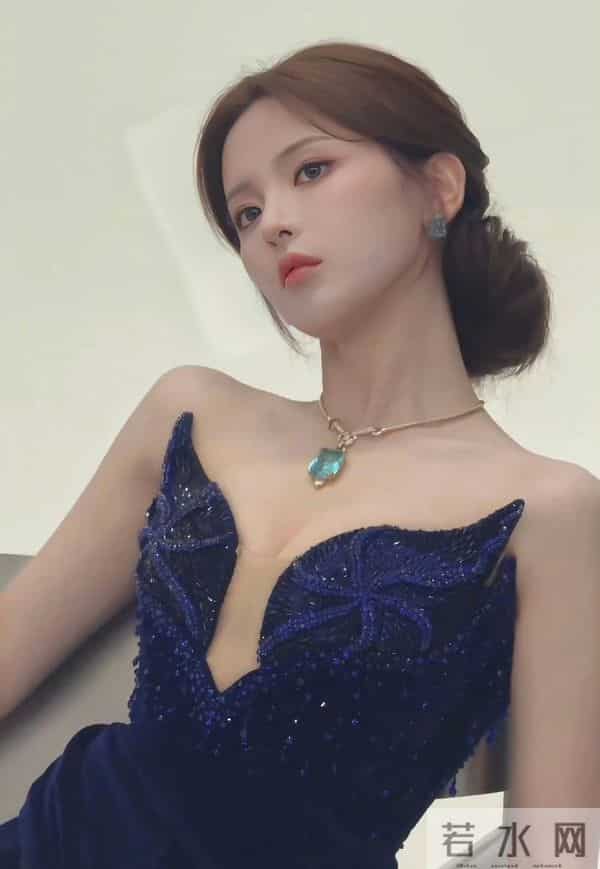 杨超越写真幕后,每一帧都是视觉暴击,这身材有料!