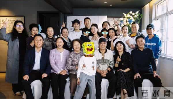 黄晓明带儿子参加生日宴!小海绵被奶奶搂在怀中,8岁大长腿随妈