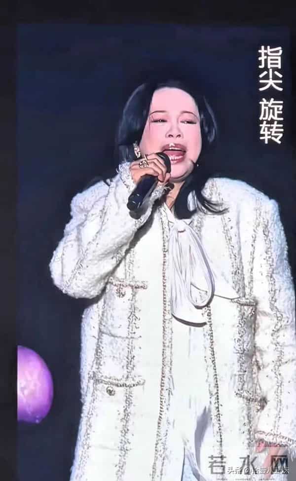 56岁黄绮珊舞台照流出, 从"黄姐"又回到"黄妈", 发生了什么？