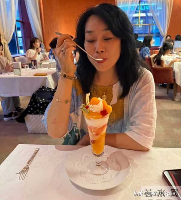 张馨予陪妈妈喝下午茶，何捷岳母戴3万项链很优雅，一家子高颜值