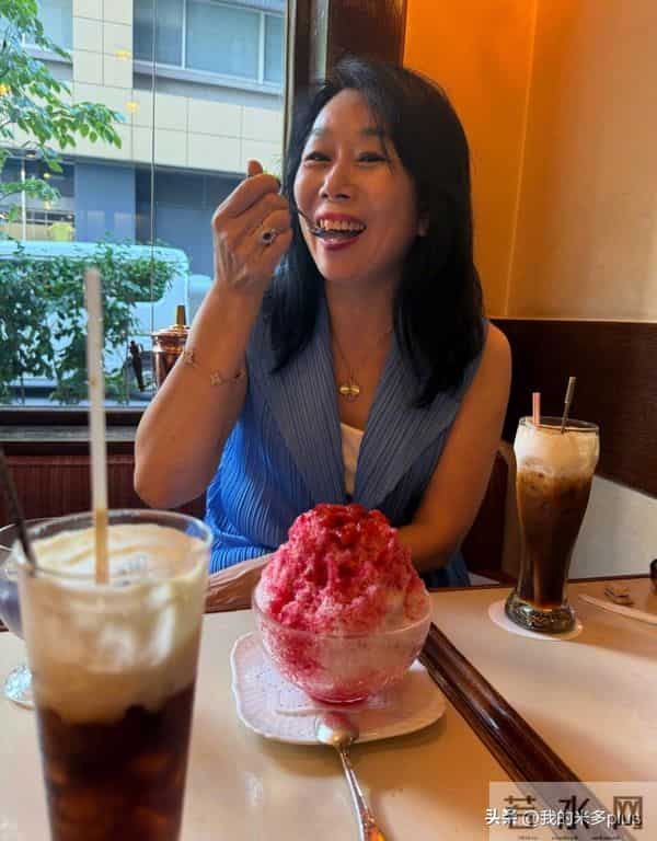 张馨予陪妈妈喝下午茶，何捷岳母戴3万项链很优雅，一家子高颜值