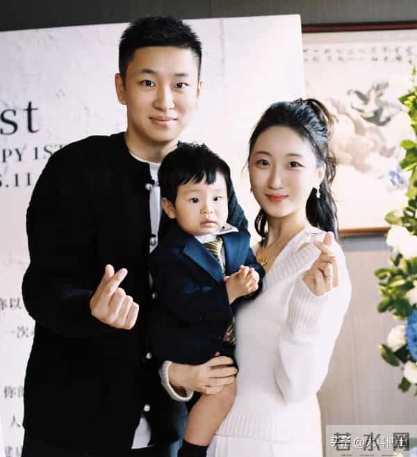 黄晓明一家四口参加生日宴，一大家子颜值都高！小海绵总缠着奶奶