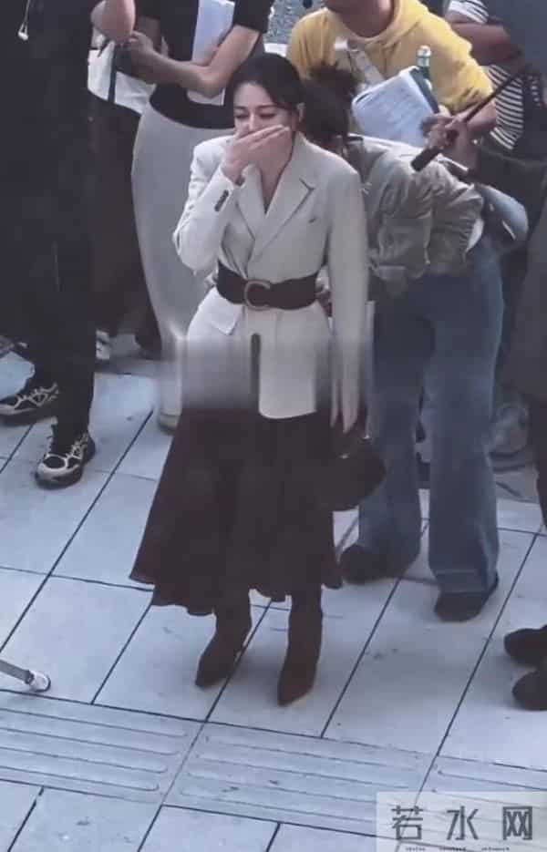 钱再多有什么用？33岁迪丽热巴的现状，给所有年轻女性提了个醒