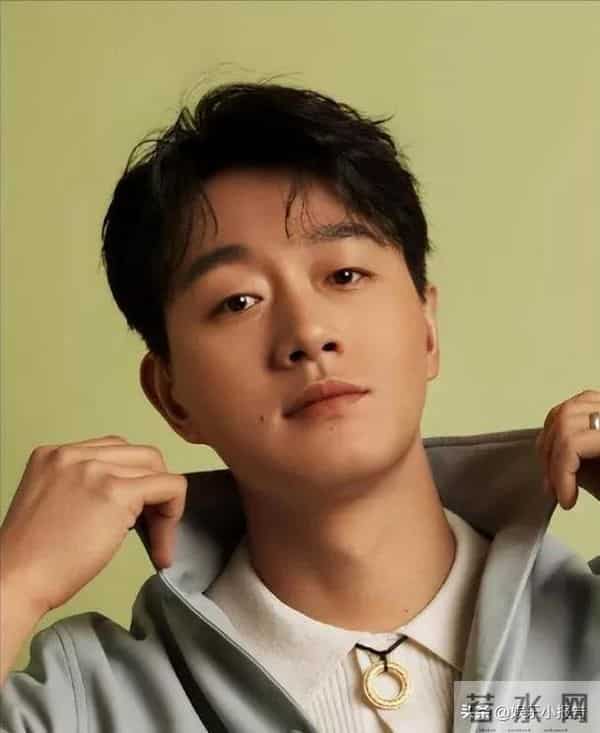 佟大为近况:生活低调,46岁头发稀疏显老气,老婆年轻很会保养