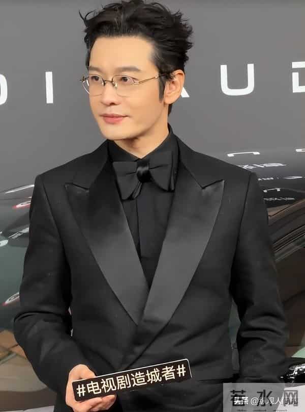 黄晓明一家参加生日宴，小海绵黏奶奶不理爹，站C位大长腿好显眼