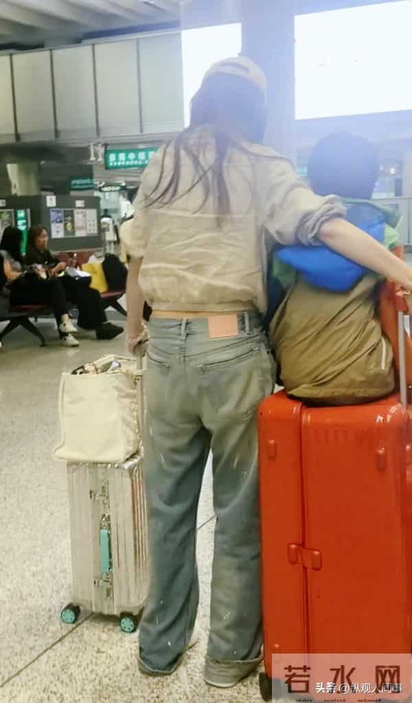 黄晓明一家参加生日宴，小海绵黏奶奶不理爹，站C位大长腿好显眼