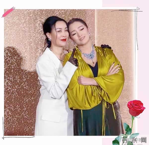 57岁那英，现身长沙机场被偶遇，一身休闲装扮，松弛感十足！