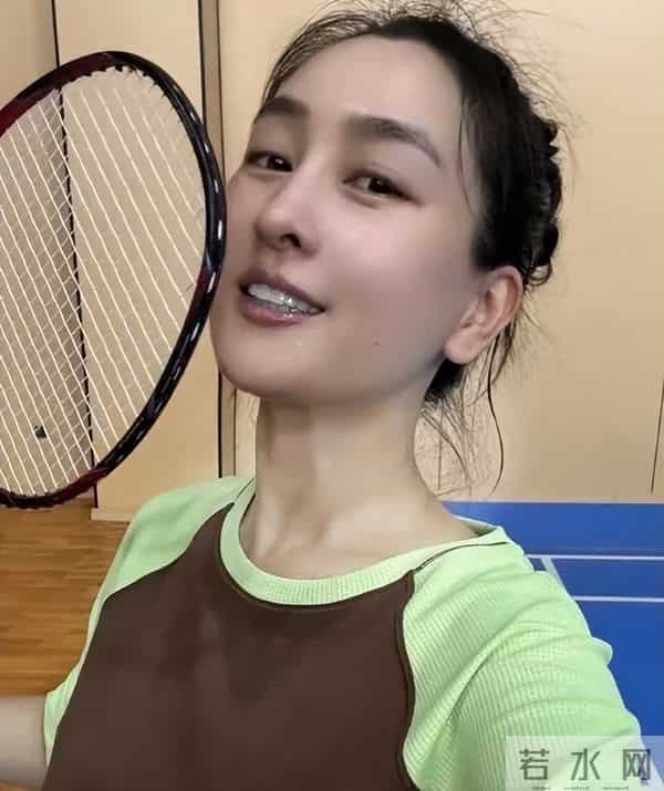 44岁马苏好漂亮，真会保养脸上没有皱纹，皮肤紧致看着跟20岁似的