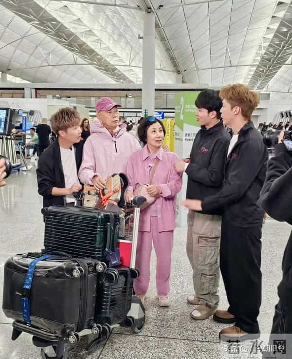 汪明荃罗家英现身机场,夫妻俩身穿粉色情侣装,好恩爱。