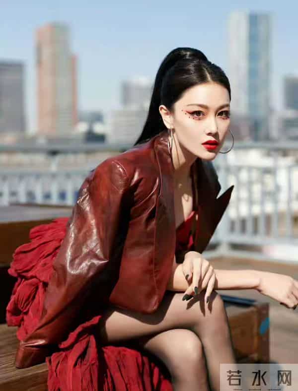 张馨予——烈焰红唇,火辣身材,性感黑丝