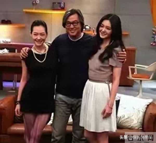 王伟忠家中设宴,邀请众多明星庆祝小s得奖,众人开心聚会很热闹