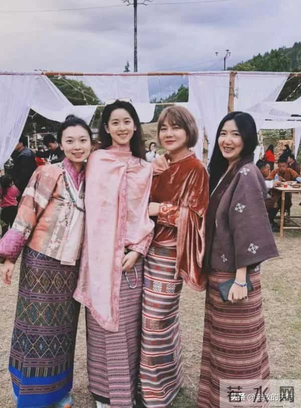 刘强东牵手章泽天逛街，章泽天拎爱马仕包，他俩真般配！