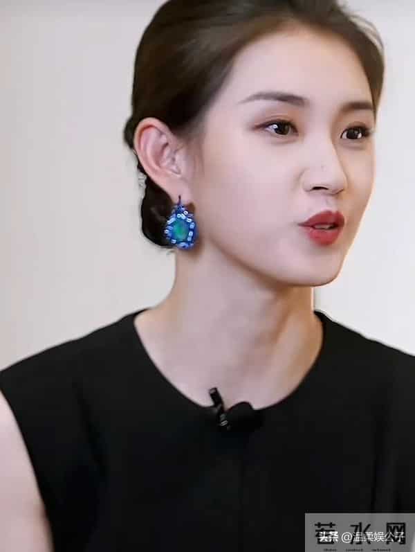 看到郭宇欣跑龙套旧照,站杨紫身边一点不输,才知啥叫小红靠捧