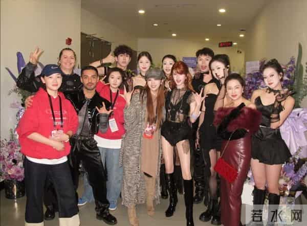 赵露思演唱会后台大合照曝光!一旁的露思妈妈狐领红皮衣太潮了