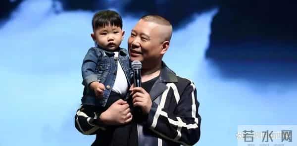 郭德纲小儿子胖到没脖子,和妈妈一个模子,10岁戴耳钉看着不好惹