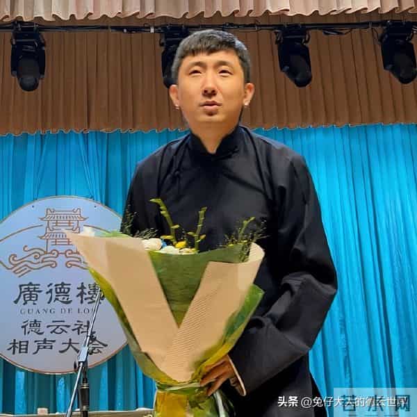 岳云鹏飞抵巴黎，刘筱亭推行李，演唱会余热未尽，又出国巡演了