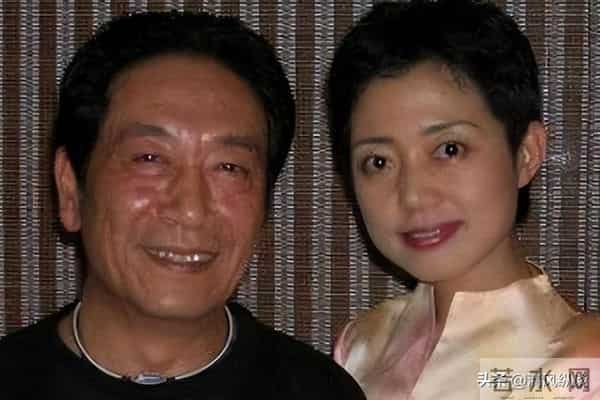 79岁王奎荣弯腰驼背, 小37岁娇妻罕见露脸, 一个动作暴露两人的感情