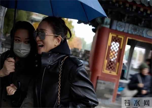 59岁巩俐现身北京公园，满脸皱纹头发凌乱喝酸奶吃糖葫芦超接地气