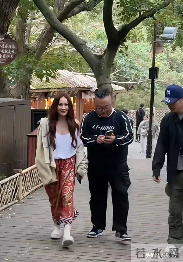 温碧霞普陀山造型大胆！59岁穿低胸吊带露臂，面部状态成热议话题