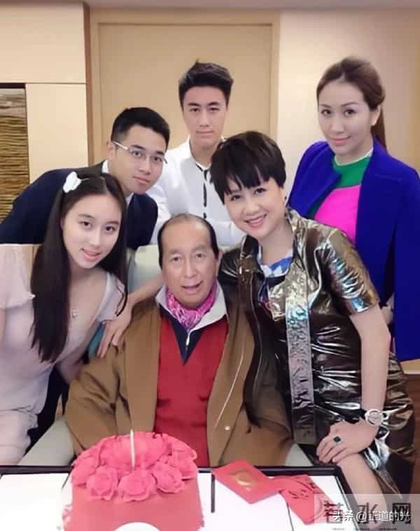 65岁梁安琪脸上一个皱纹都没有 不输20岁大学生 有钱人保养的就是好