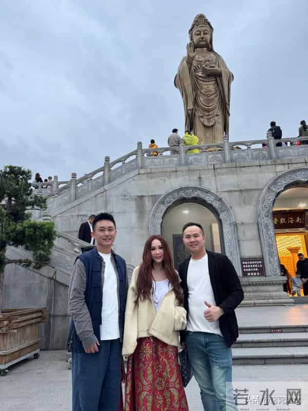 59岁温碧霞现身普陀山,医美脸又硬又僵,穿低胸吊带露半个胳膊