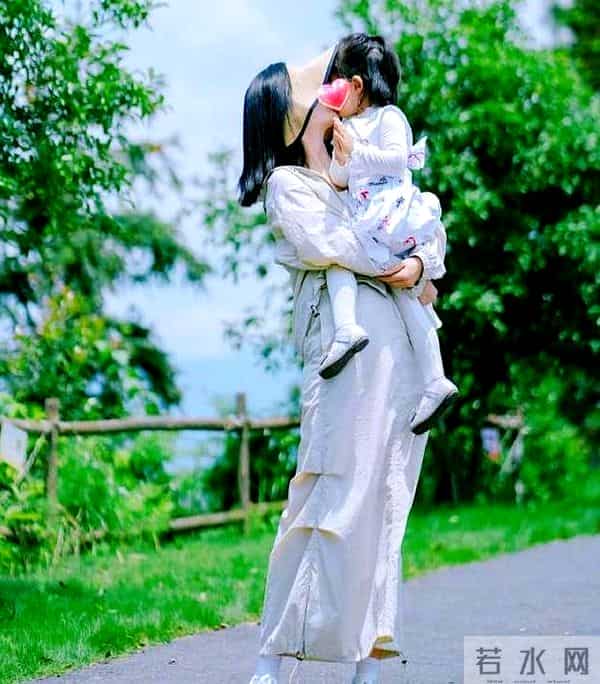 谢娜崩溃了，发长文哭诉三个女儿轮流生病住院，真实婚姻状况曝光