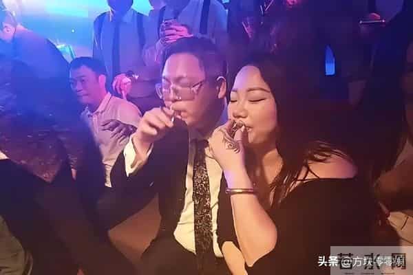 向佑彻底没救了！现身酒吧胖又颓，烟酒不离手 女伴肥腻不如郭碧婷
